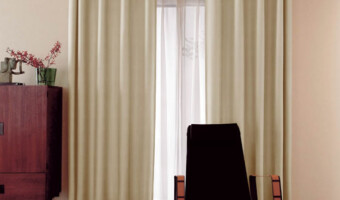 ロードレッドレールをハトメ穴にそのまま通す、シンプルなスタイル。フラットなスタイルでありながら、生地本来の持つ自然なドレープ感が楽しめ、大人っぽいカジュアルさがモダンなインテリア空間に映えます。